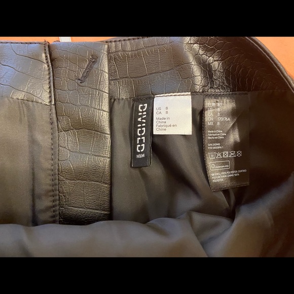 Size 8 snake print pleather skirt from H&M - Picture 2 of 3
